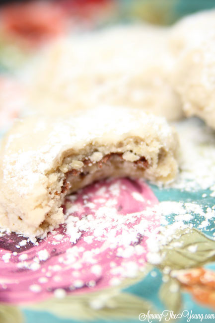 Browned Butter Chewy Cookies and Cream cookies by popular Utah food blog, Among the Young: image of Nutella stuffed sandies.