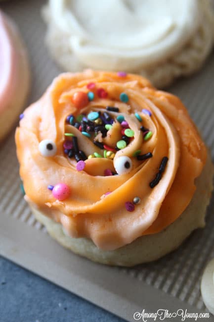 The Best Sugar Cookie in Utah featured by top Utah Foodie blog, Among the Young: image of Cravings sugar cookie